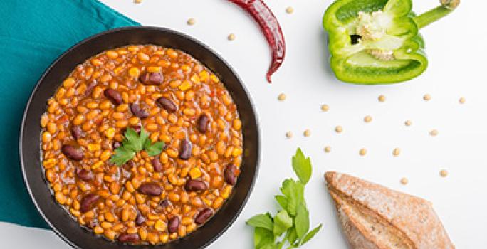 Granos de soya en un plato, la base de algunas carnes vegetales. Granos de soya en un plato, la base de algunas carnes vegetales.