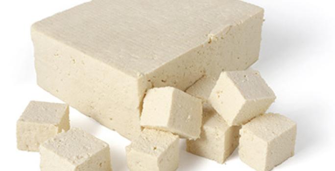 Tofu, una carne vegetal muy conocida, cortado en cubos. Tofu, una carne vegetal muy conocida, cortado en cubos.