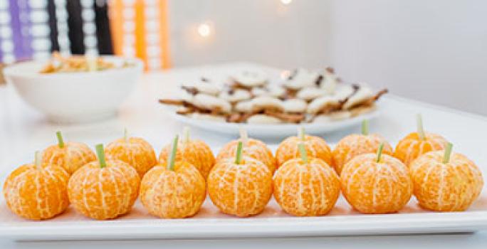 Mandarinas decoradas como calabazas para una fiesta de Halloween. Mandarinas decoradas como calabazas para una fiesta de Halloween.