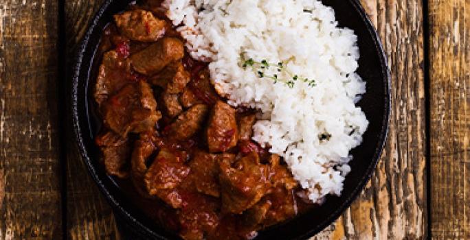 Arroz blanco y carne, comidas fáciles de hacer, servidos en un plato negro. Arroz blanco y carne, comidas fáciles de hacer, servidos en un plato negro.