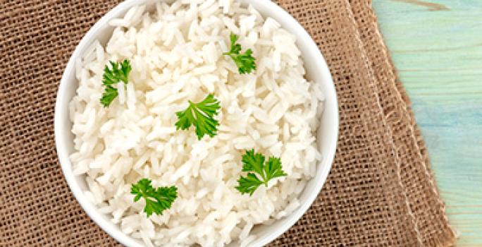 Hay algunos trucos sencillos para que el arroz sea fácil de hacer. Arroz con hojas de cilantro, una de las comidas fáciles de hacer que valen la pena aprender.