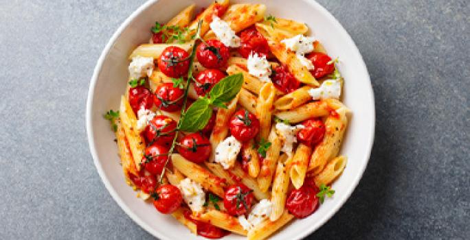 La pasta es fácil de hacer y de combinar. Pasta, una comida fácil de hacer, con tomates y queso.