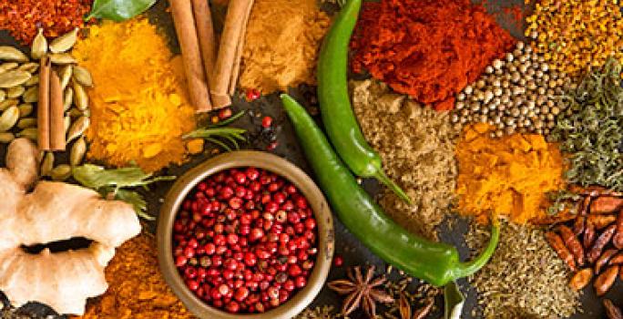 Los condimentos son esenciales para sazonar las comidas veganas. Diferentes condimentos sobre una mesa, ideales para darle sabor a las comidas veganas.