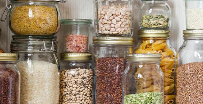 Frascos con comidas vegetarianas como legumbres y cereales. Frascos con comidas vegetarianas como legumbres y cereales.