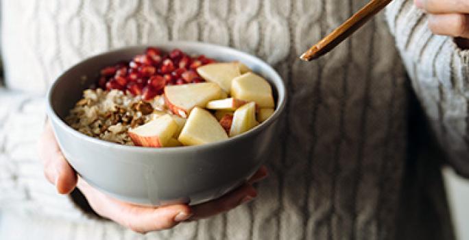 Bowl con cereales y frutas, comidas vegetarianas. Bowl con cereales y frutas, comidas vegetarianas.