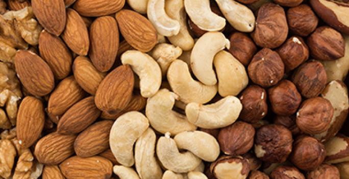 Los frutos secos son estupendos para combinar comidas vegetarianas. Almendras y otros frutos secos.