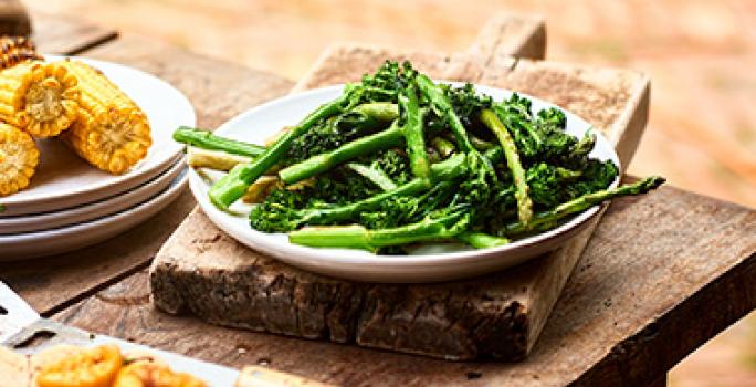 El maíz y los espárragos son comidas vegetarianas que se pueden aprovechar. Espárragos y choclos, dos comidas vegetarianas en un asado.