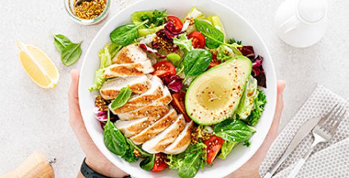 Pechuga de pollo con ensalada. Pechuga de pollo con ensalada.