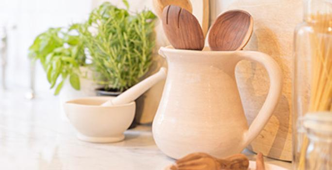 Encimera de cocina con porta utensilios y cucharones de madera Encimera de cocina con porta utensilios y cucharones de madera