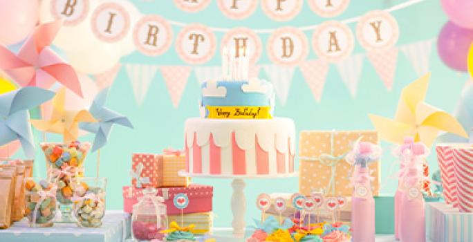Fiesta con torta de cumpleaños con velas y regalos Fiesta con torta de cumpleaños con velas y regalos