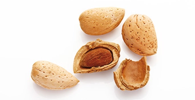 Frutos con cáscara enteros y partidos a la mitad pelar almendras Frutos con cáscara enteros y partidos a la mitad pelar almendras