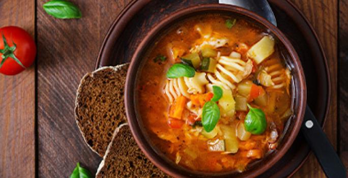 Sopa preparada en una olla de cocción lenta. Sopa preparada en una olla de cocción lenta.