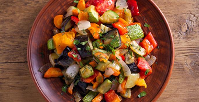 Verduras preparadas en una olla de cocción lenta. Verduras preparadas en una olla de cocción lenta.