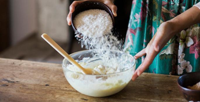 Una mujer preparando la masa de un pan sin gluten. Una mujer preparando la masa de un pan sin gluten.