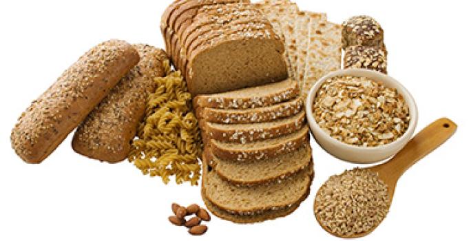 El color, sabor y textura del pan sin gluten cambia dependiendo de la harina que se use. Distintos tipos de panes sin gluten, con cereales y galletas.