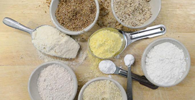 Hay una gran variedad de harinas para hacer un pan sin gluten. Distintos tipos de harina para preparar un pan sin gluten.