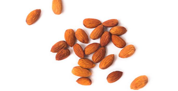 Pelar almendras con cáscara blanda y rugosa Pelar almendras con cáscara blanda y rugosa