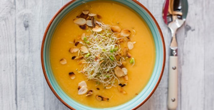 Pelar almendras para decorar sopa de calabaza Pelar almendras para decorar sopa de calabaza
