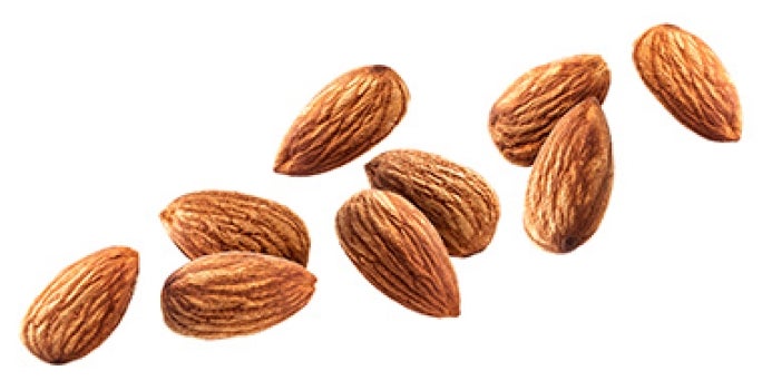 Pelar almendras enteras con piel rugosa y marrón Pelar almendras enteras con piel rugosa y marrón