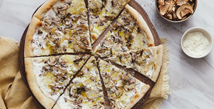 Pizza de pollo y champiñones, receta de comida italiana Pizza de pollo y champiñones, receta de comida italiana