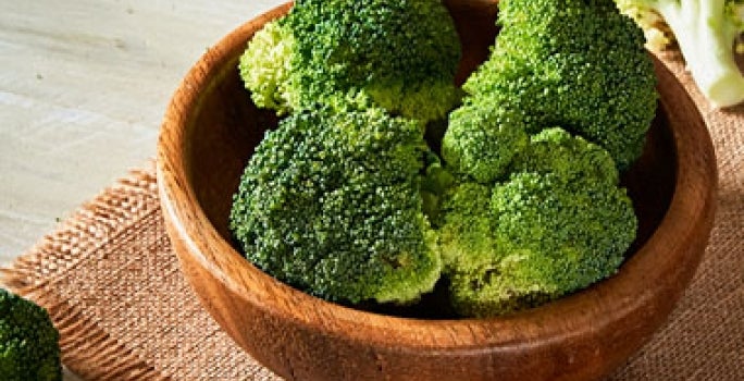 Plato con brócoli verduras verdes Plato con brócoli verduras verdes