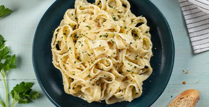 Plato de pasta fetuccini, receta de comida italiana Plato de pasta fetuccini, receta de comida italiana