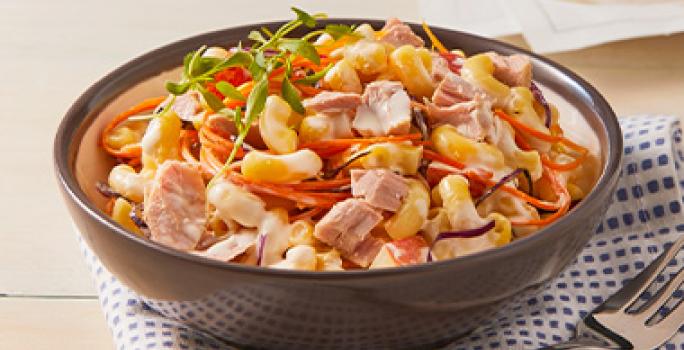 El uso de verduras y pasta es muy común en las recetas con atún en lata. Ensalada con atún en lata, pasta y verduras.