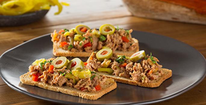 Las tostadas con atún en lata son una receta fácil y rápida de preparar. Las tostadas con atún en lata son una receta fácil y rápida de preparar.