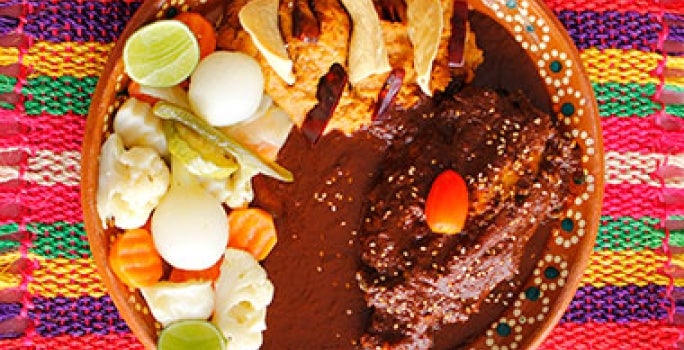 Mole con verduras y pollo, una receta con chocolate típica de México. Mole con verduras y pollo, una receta con chocolate típica de México.