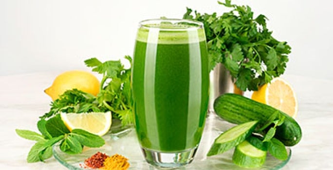 Smoothie con variedad de verduras verdes Smoothie con variedad de verduras verdes