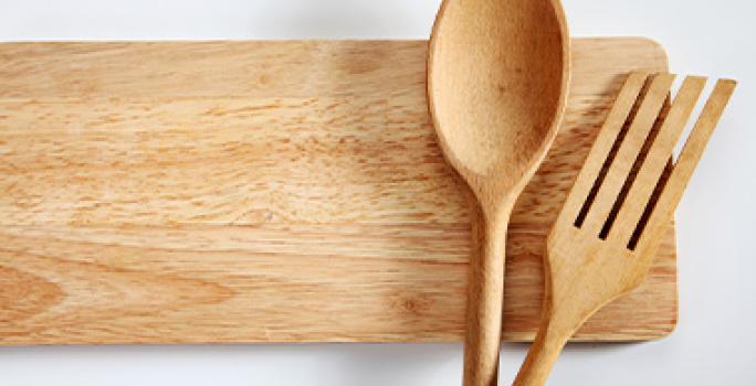 Tabla con tenedor y cucharón de madera Tabla con tenedor y cucharón de madera