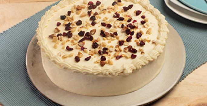 Torta de cumpleaños decorada crema y frutos secos Torta de cumpleaños decorada crema y frutos secos