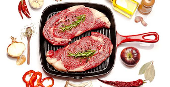 Carne con ingredientes y granos de pimienta Carne con ingredientes y granos de pimienta