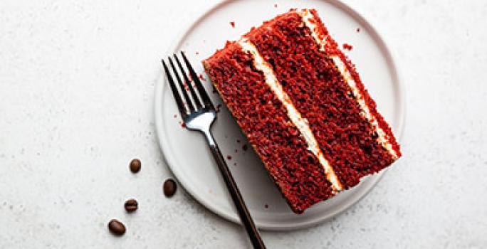 Crema pastelera en un postre de red velvet. Crema pastelera en un postre de red velvet.