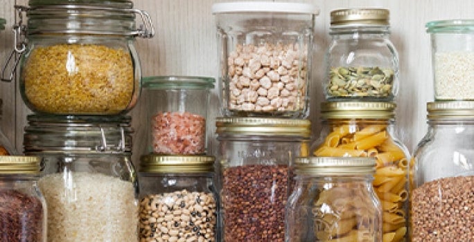 Granos y harinas almacenados en recipientes de vidrio clasificación alimentos Granos y harinas almacenados en recipientes de vidrio clasificación alimentos