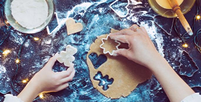 Masa y moldes para hacer casita de jengibre en navidad Masa y moldes para hacer casita de jengibre en navidad