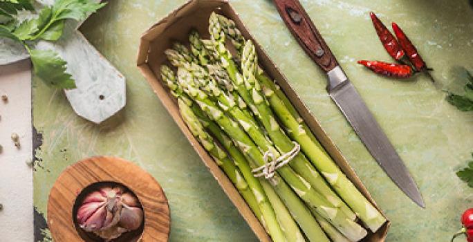 Mesa con diferentes ingredientes y espárragos Mesa con diferentes ingredientes y espárragos
