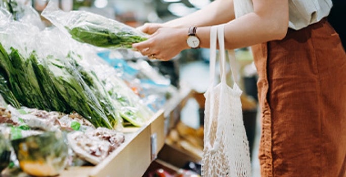 Mujer eligiendo hortalizas en supermercado clasificación alimentos Mujer eligiendo hortalizas en supermercado clasificación alimentos