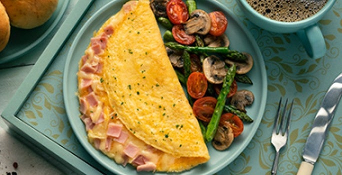 Plato de omelette con ensalada de espárragos Plato de omelette con ensalada de espárragos