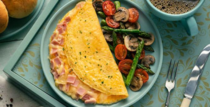 Plato de omelette con vegetales en porciones de alimentos Plato de omelette con vegetales en porciones de alimentos