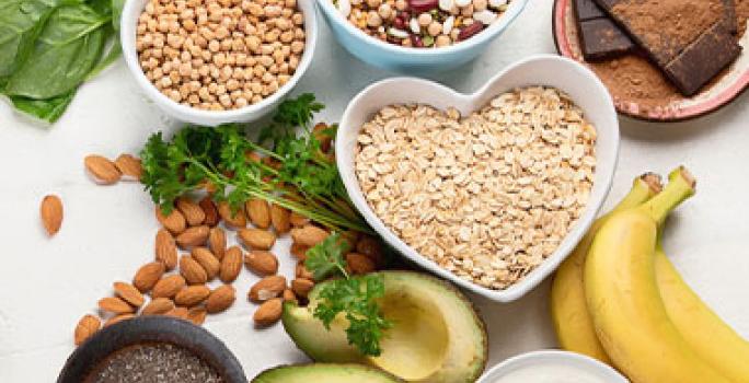 Recipientes con semillas, frutas y granos porciones de alimentos Recipientes con semillas, frutas y granos porciones de alimentos