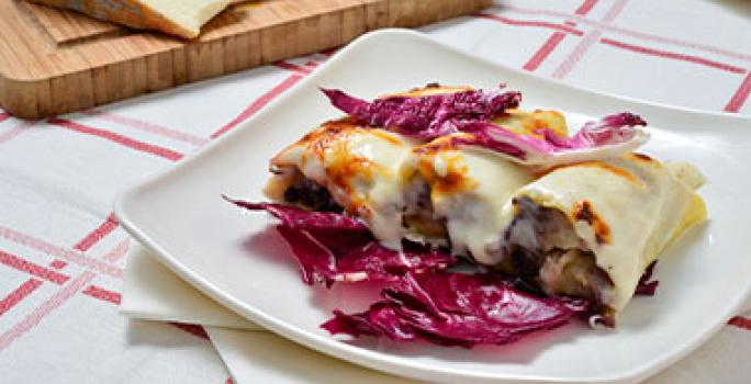 Canelones con salsa bechamel. Canelones con salsa bechamel.