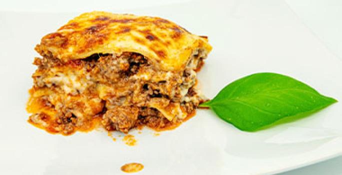 Lasaña de carne con salsa bechamel. Lasaña de carne con salsa bechamel.