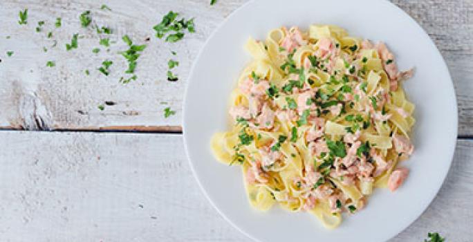 Pasta con salsa bechamel, salmón y perejil. Pasta con salsa bechamel, salmón y perejil.