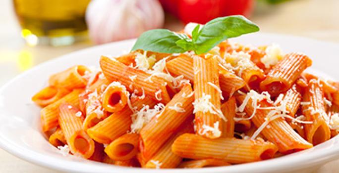 La pasta se puede terminar de cocinar en la salsa pomodoro. Pasta penne con queso y preparada en salsa pomodoro.