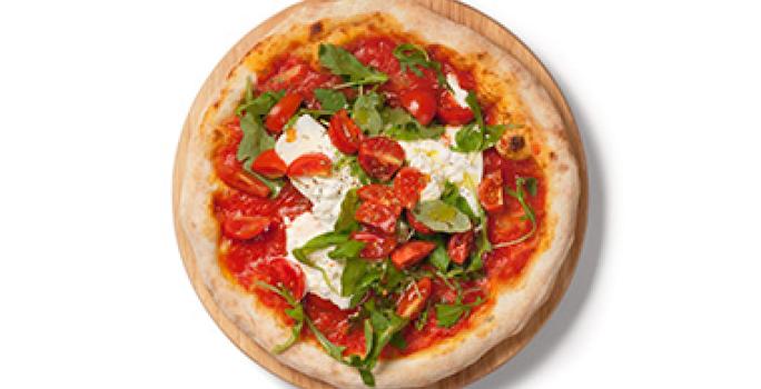 La salsa pomodoro funciona en una pizza con verduras y especias. Pizza de queso y albahaca con salsa pomodoro.