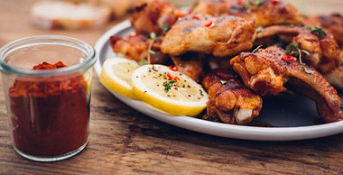 Alitas de pollo con especias, un snack fácil para ver fútbol. Alitas de pollo con especias, un snack fácil para ver fútbol.