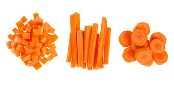 Zanahorias cortadas en cubos, bastones y rodajas, tres tipos de corte muy comunes. Zanahorias cortadas en cubos, bastones y rodajas, tres tipos de corte muy comunes.