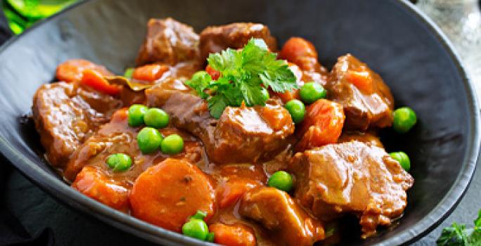Arvejas, un alimento enlatado común, en un plato de carne. Arvejas, un alimento enlatado común, en un plato de carne.