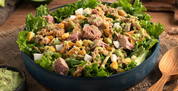 Ensalada con atún y maíz, dos alimentos enlatados. Ensalada con atún y maíz, dos alimentos enlatados.